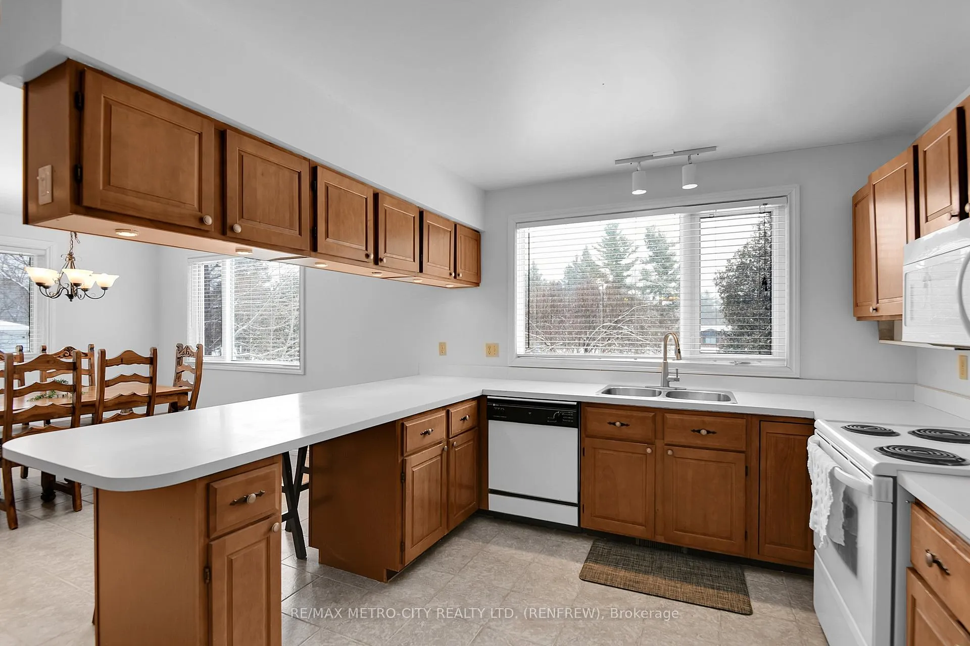 Photo 8 of 128 Burns Drive, McNab/Braeside, Mcnab/Braeside Twps — HOMEH