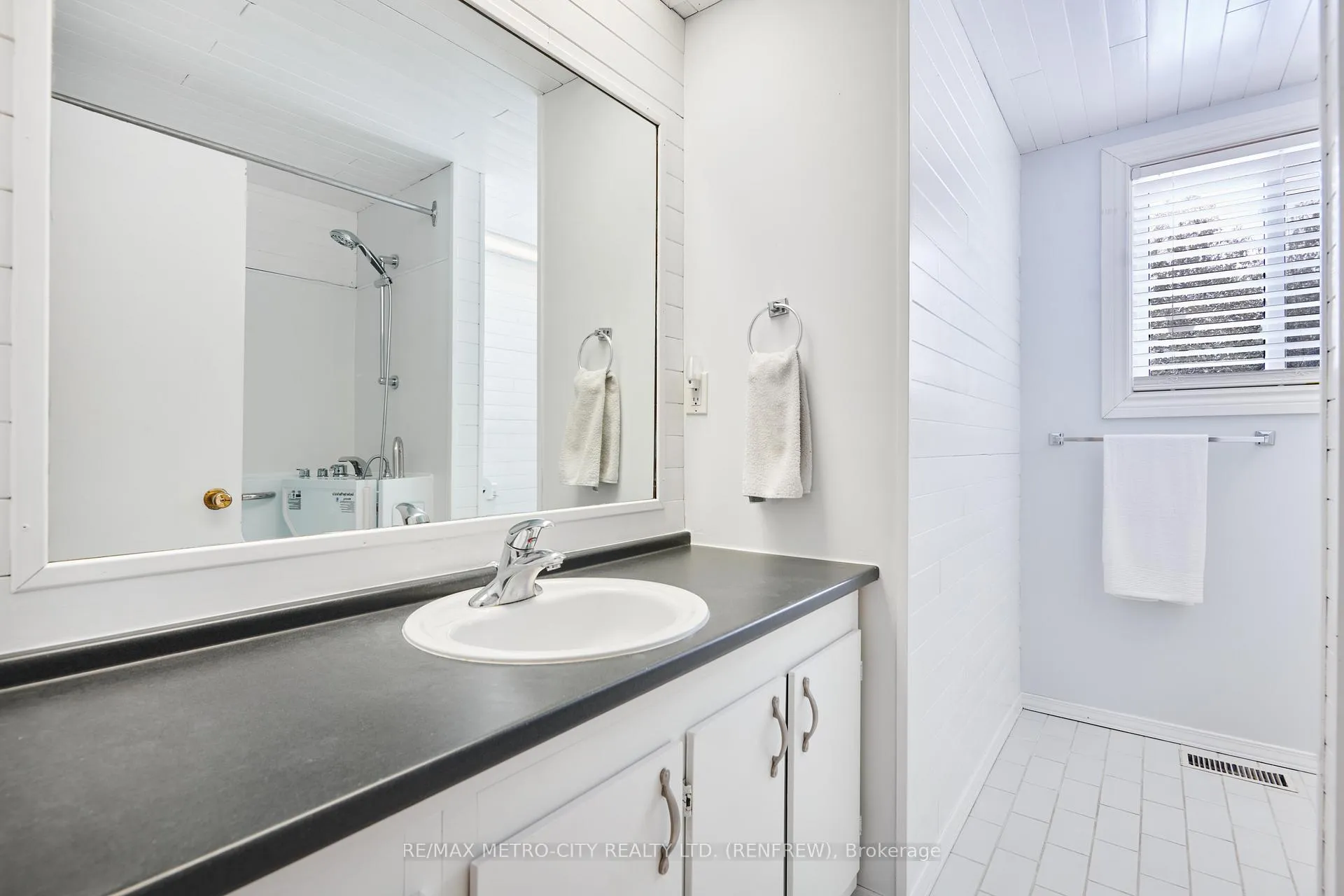 Photo 24 of 128 Burns Drive, McNab/Braeside, Mcnab/Braeside Twps — HOMEH