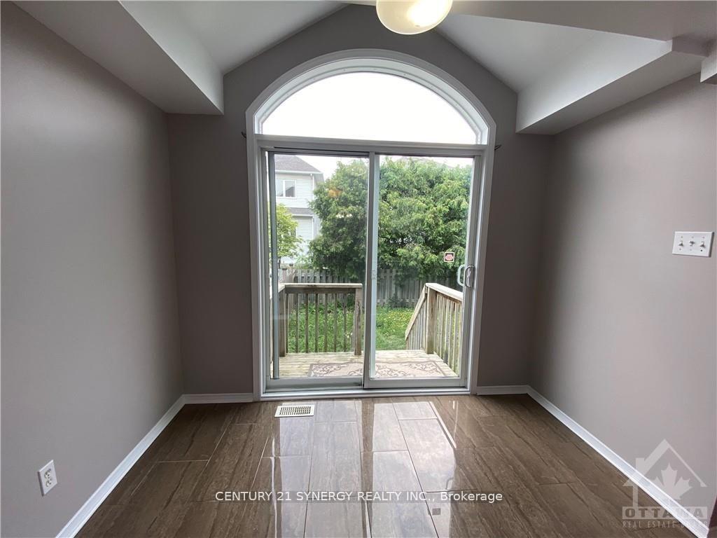 Photo 7 of 11 Landover Crescent, Ottawa, Kanata - Emerald Meadows/Trailwest — HOMEH