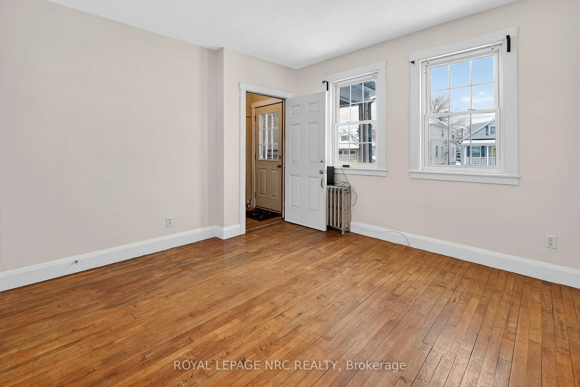 Photo 2 of 221 Lincoln Street, Welland, Lincoln/Crowland — HOMEH