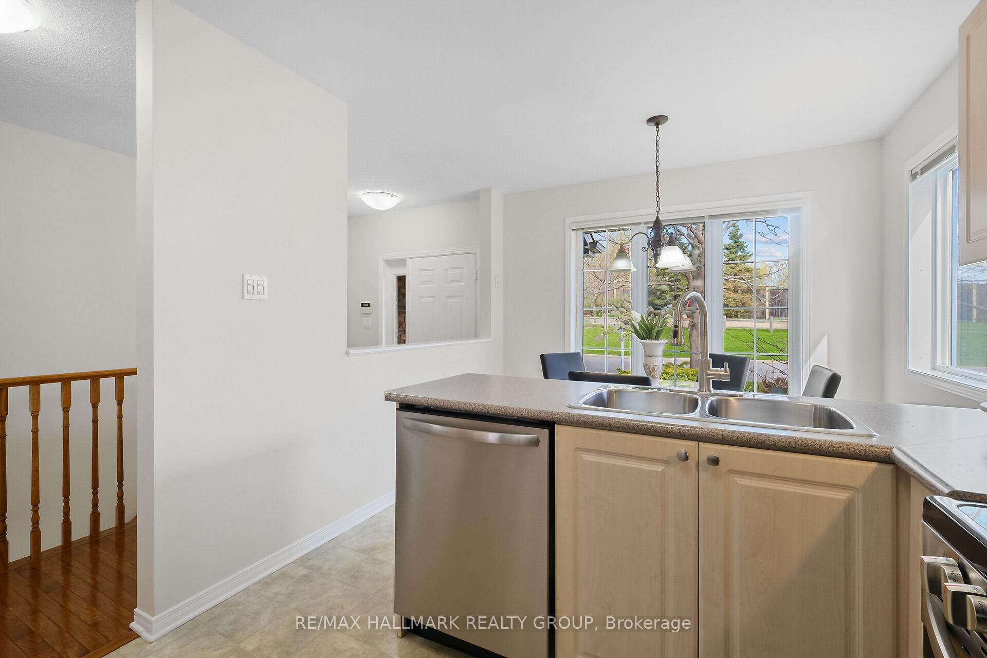 Photo 8 of 126 Grandpark Circle, Ottawa, Hunt Club Park — HOMEH