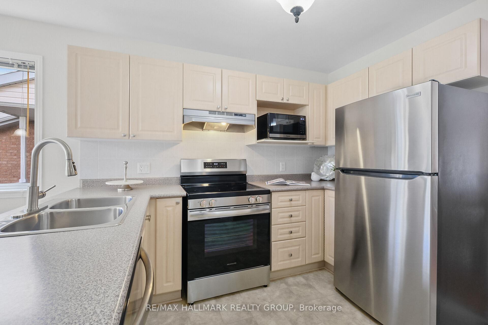 Photo 10 of 126 Grandpark Circle, Ottawa, Hunt Club Park — HOMEH