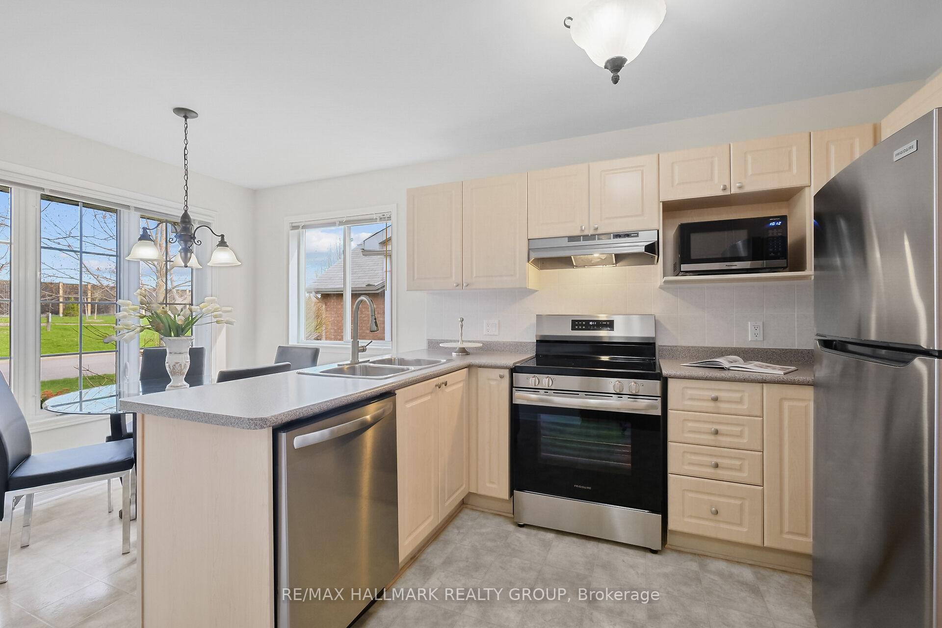 Photo 11 of 126 Grandpark Circle, Ottawa, Hunt Club Park — HOMEH