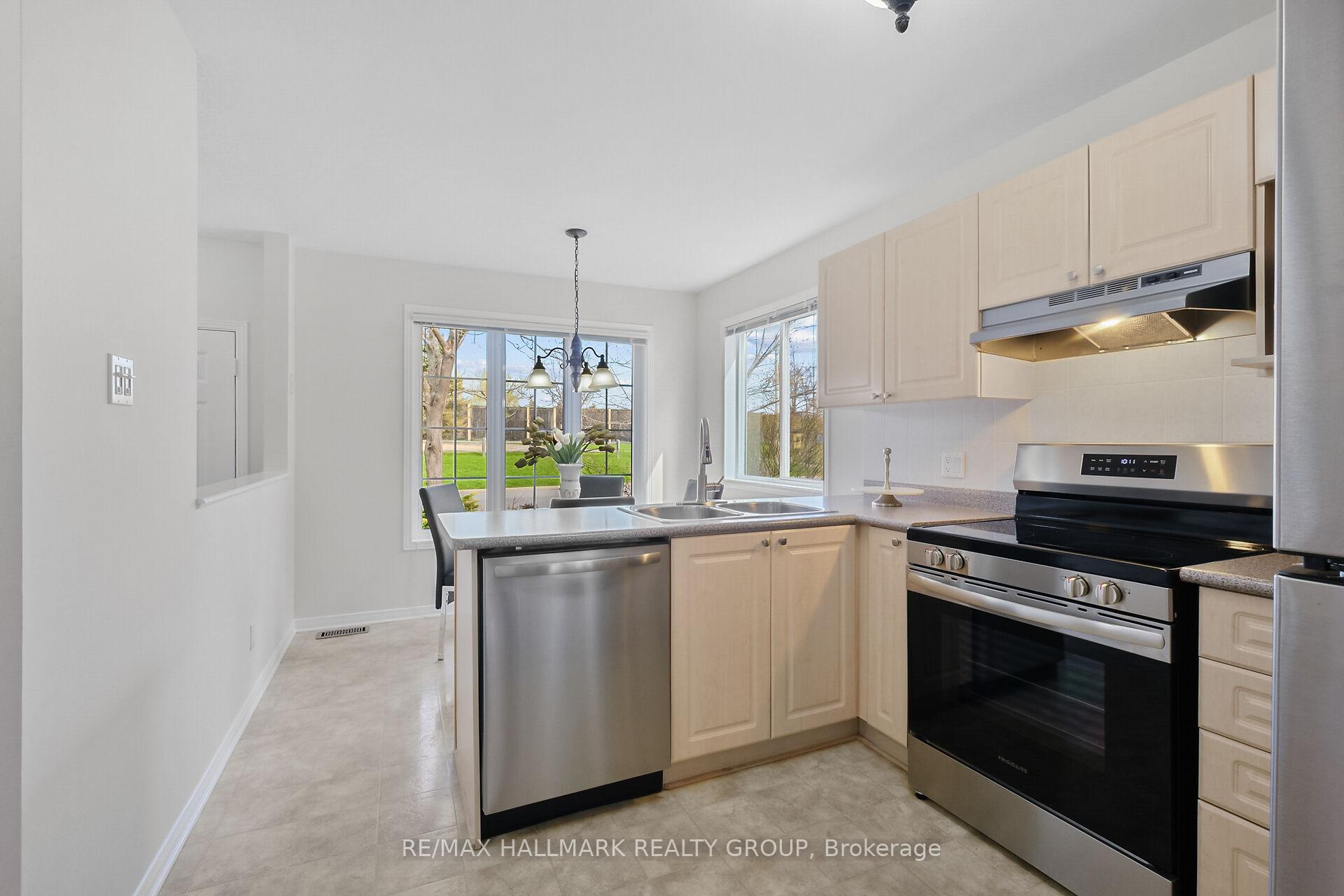 Photo 12 of 126 Grandpark Circle, Ottawa, Hunt Club Park — HOMEH