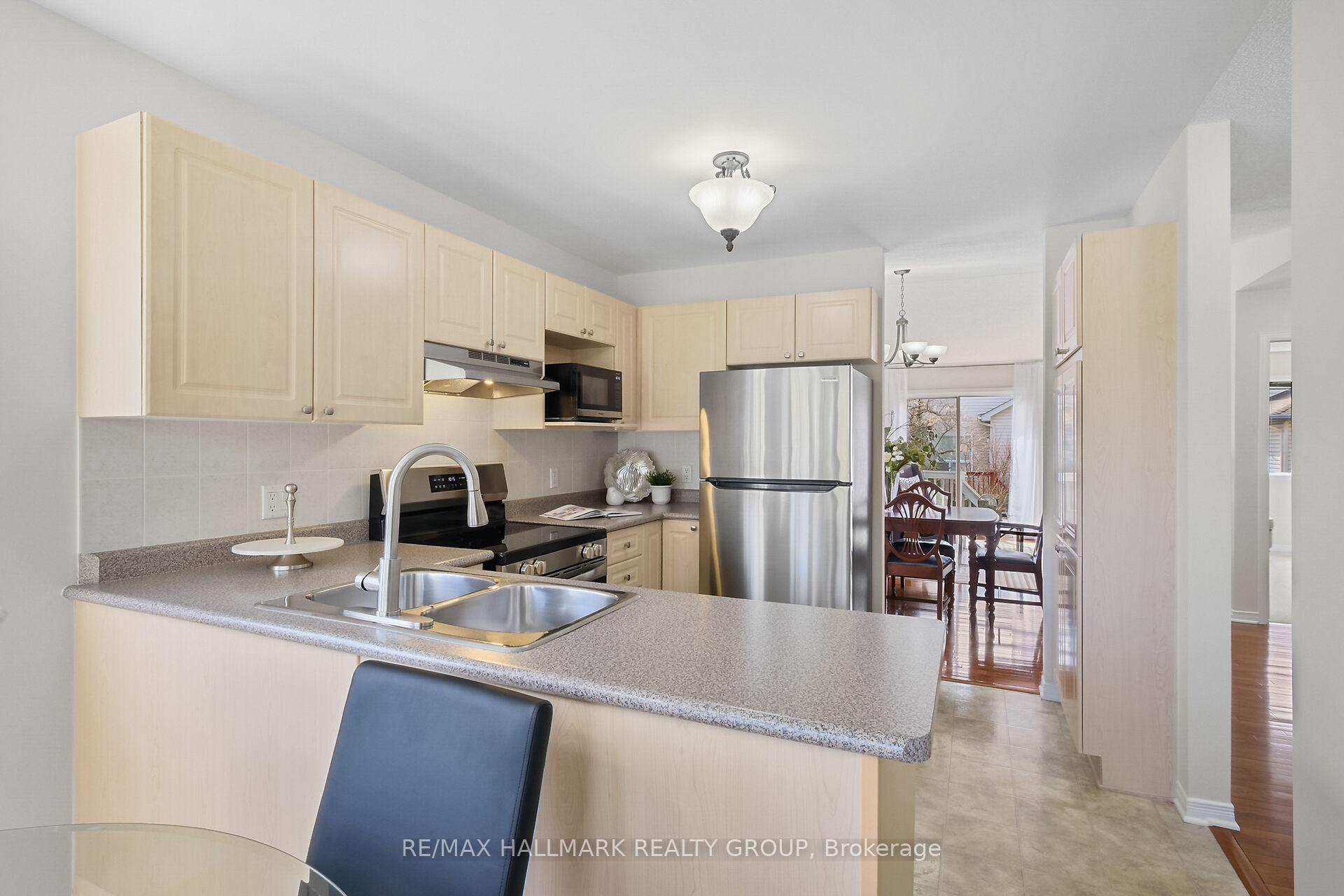 Photo 13 of 126 Grandpark Circle, Ottawa, Hunt Club Park — HOMEH