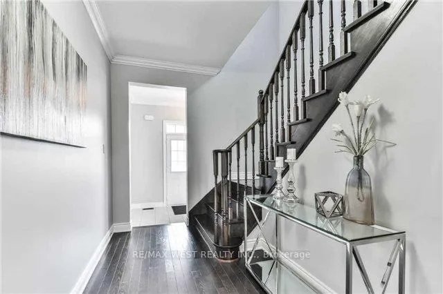 Photo 3 of 309 Moody Drive, Vaughan, Kleinburg — HOMEH