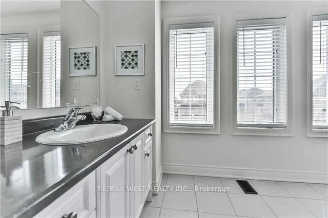 Photo 10 of 309 Moody Drive, Vaughan, Kleinburg — HOMEH