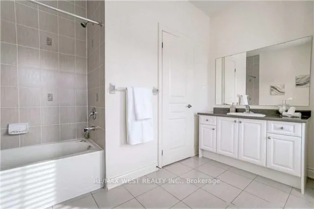 Photo 11 of 309 Moody Drive, Vaughan, Kleinburg — HOMEH