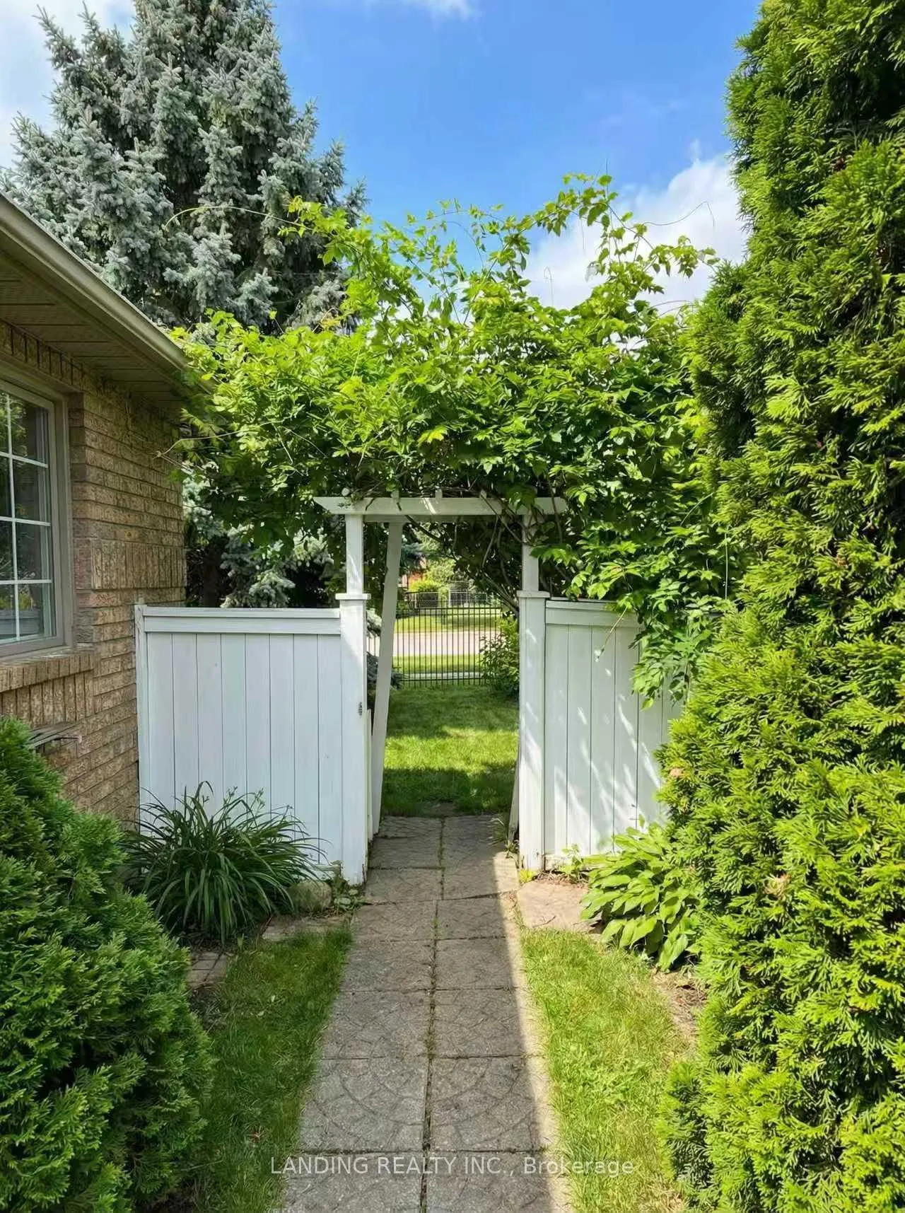 Photo 12 of 32 Red Haven Drive, Grimsby, Grimsby Beach — HOMEH