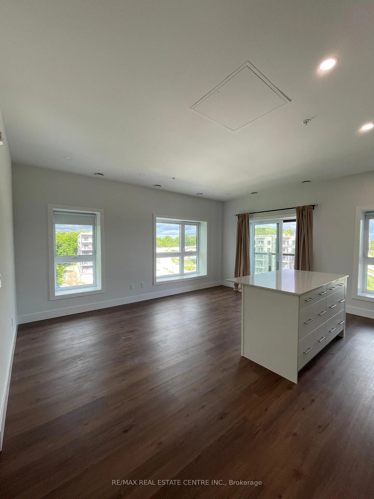 Photo 3 of Unit 613, 1000 Lackner Place, Kitchener — HOMEH