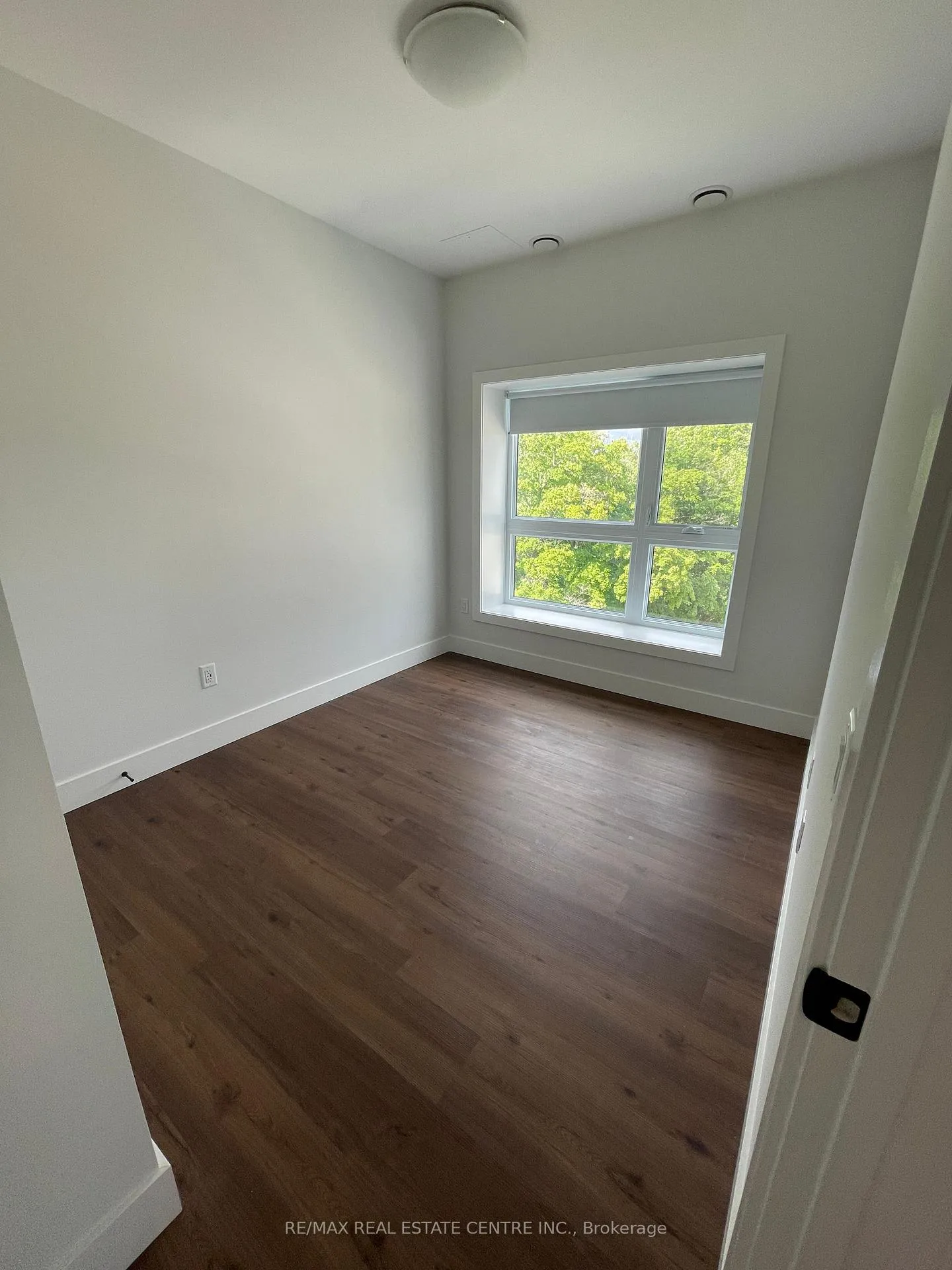 Photo 4 of Unit 613, 1000 Lackner Place, Kitchener — HOMEH