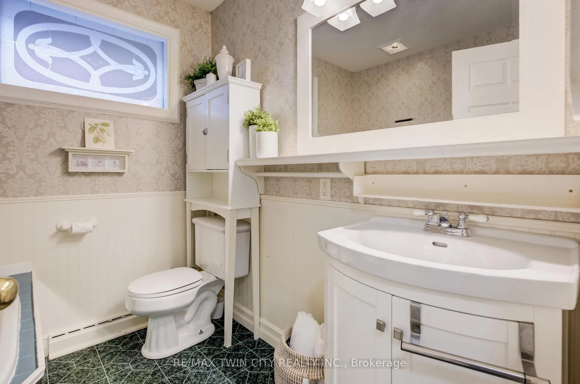 Photo 21 of 45 Palmerston Avenue, Brantford — HOMEH
