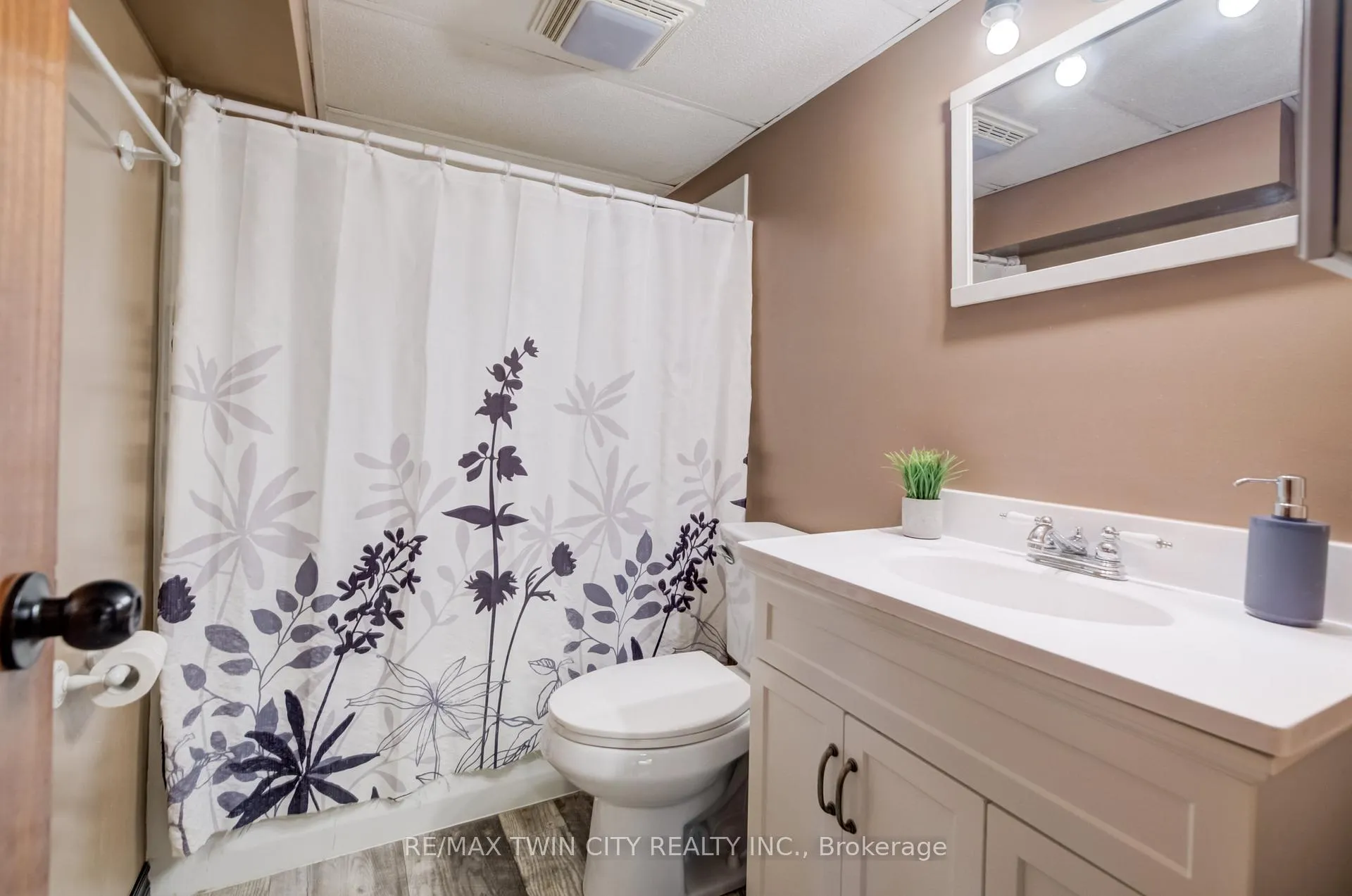 Photo 37 of 45 Palmerston Avenue, Brantford — HOMEH