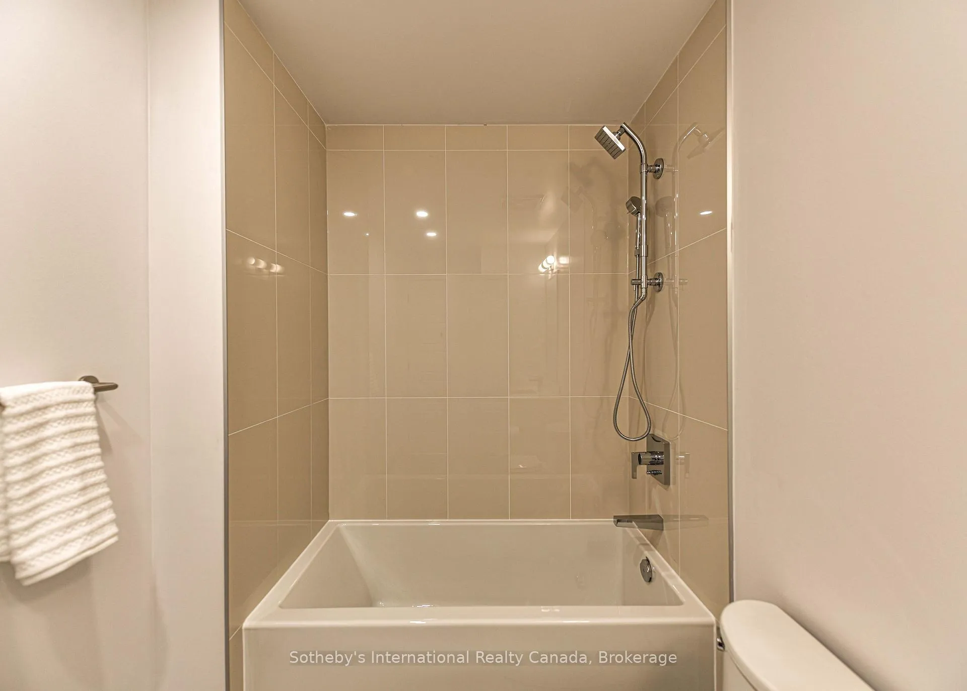 Photo 10 of Unit 437, 415 Sea Ray Avenue, Innisfil, Rural Innisfil — HOMEH