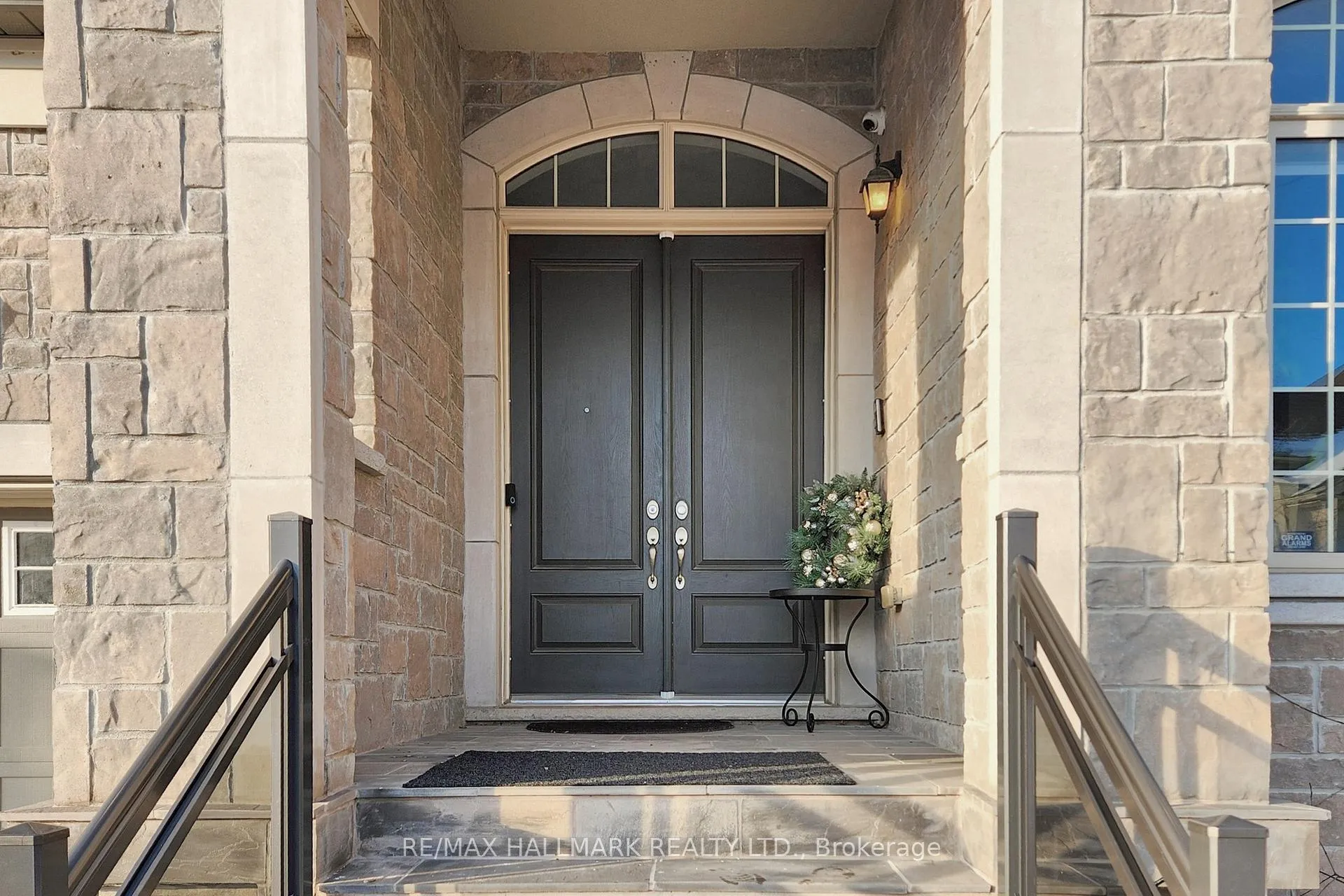 Photo 2 of 64 Chesney Crescent, Vaughan, Kleinburg — HOMEH