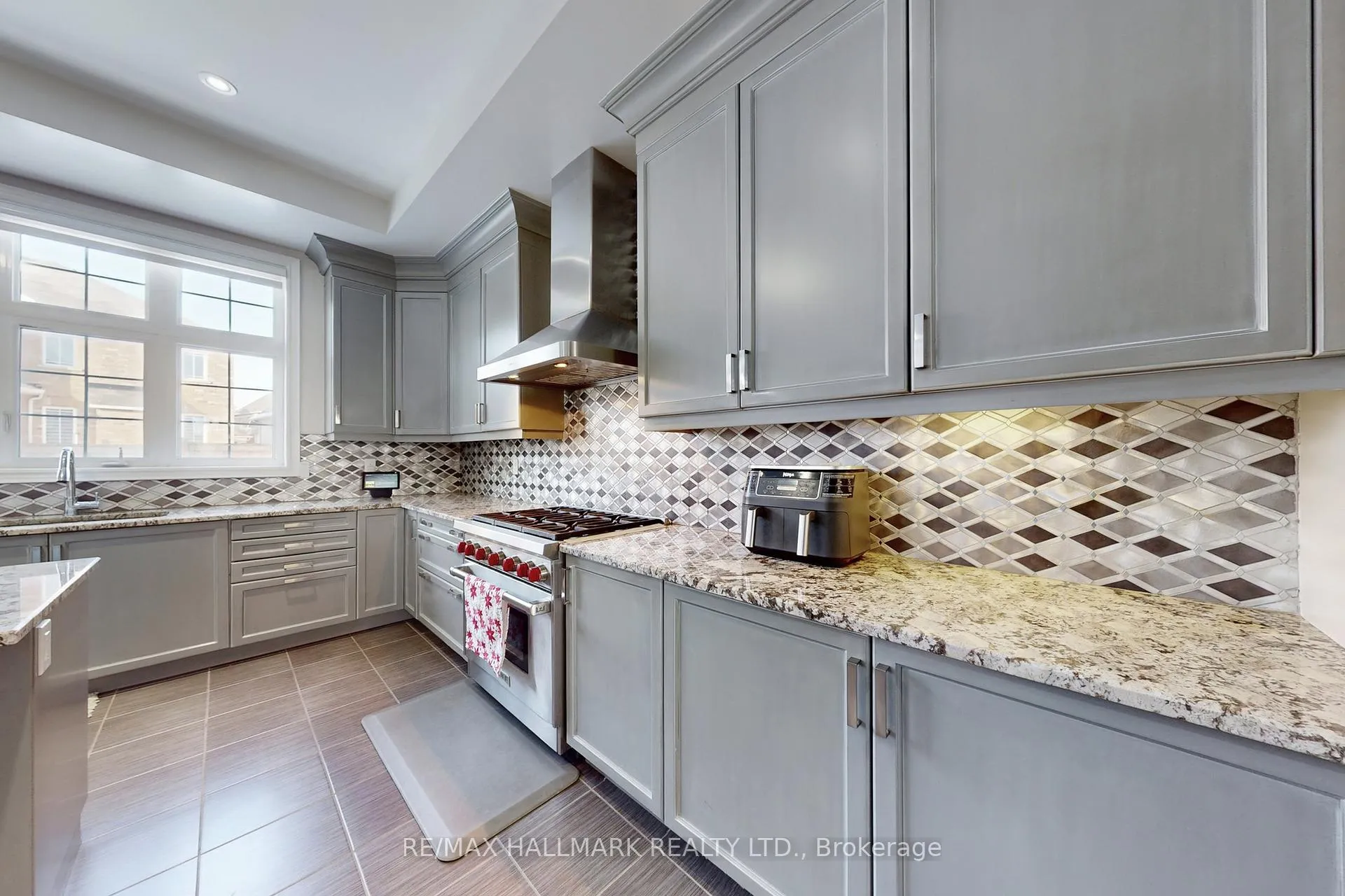 Photo 16 of 64 Chesney Crescent, Vaughan, Kleinburg — HOMEH