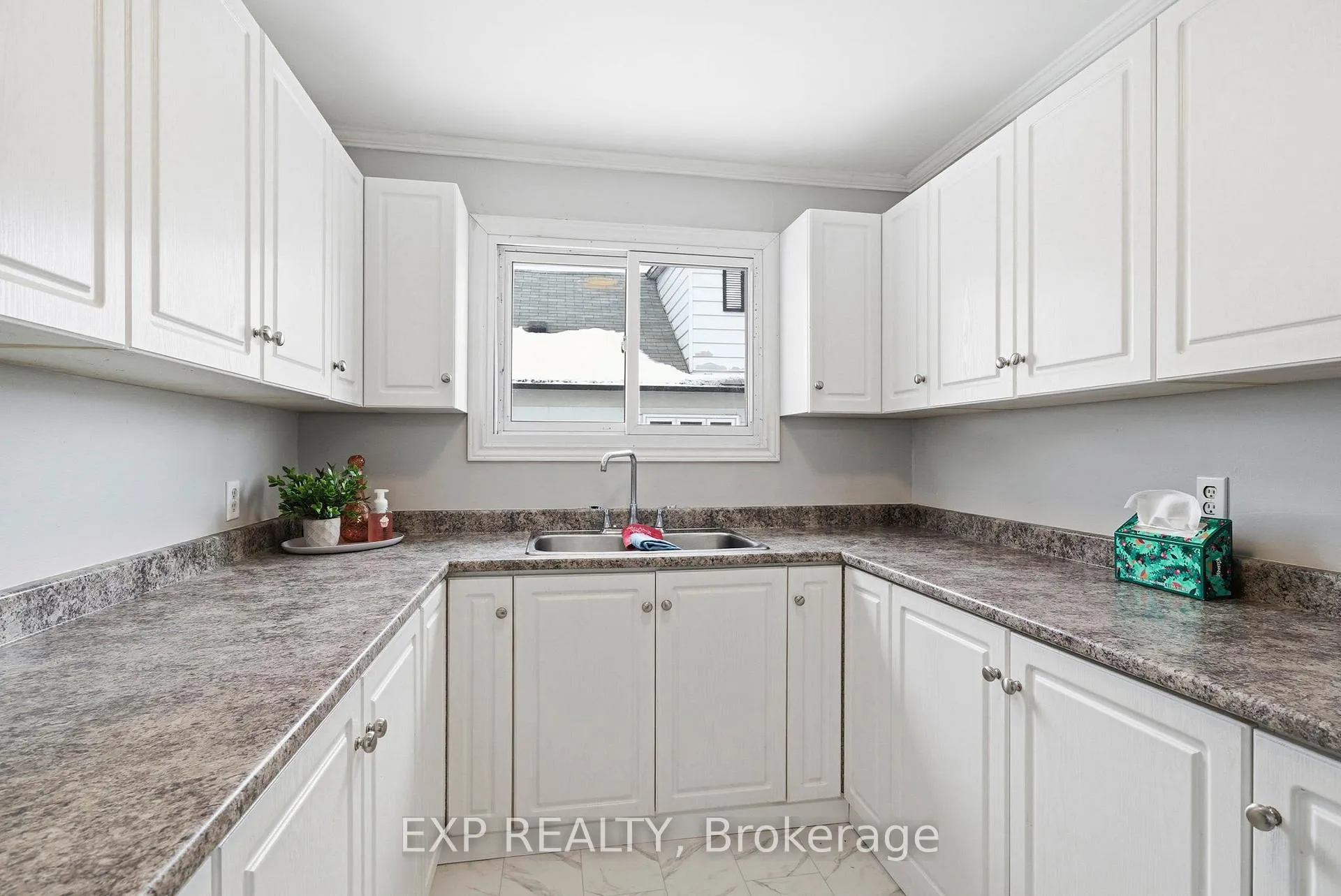 Photo 5 of 1111 Ontario Street, Cornwall — HOMEH