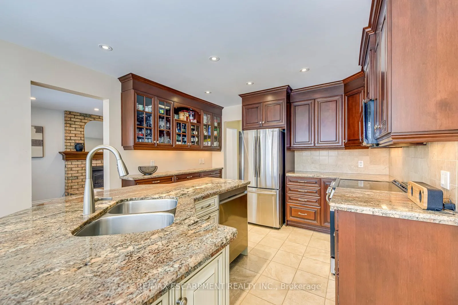 Photo 15 of 2223 Vista Drive, Burlington, Headon — HOMEH