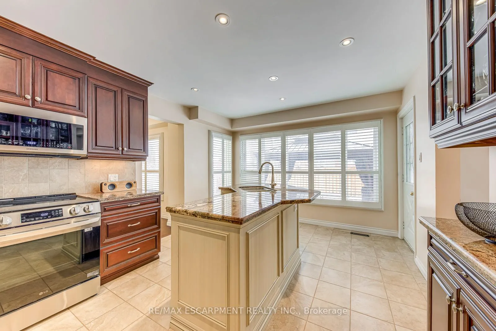 Photo 17 of 2223 Vista Drive, Burlington, Headon — HOMEH