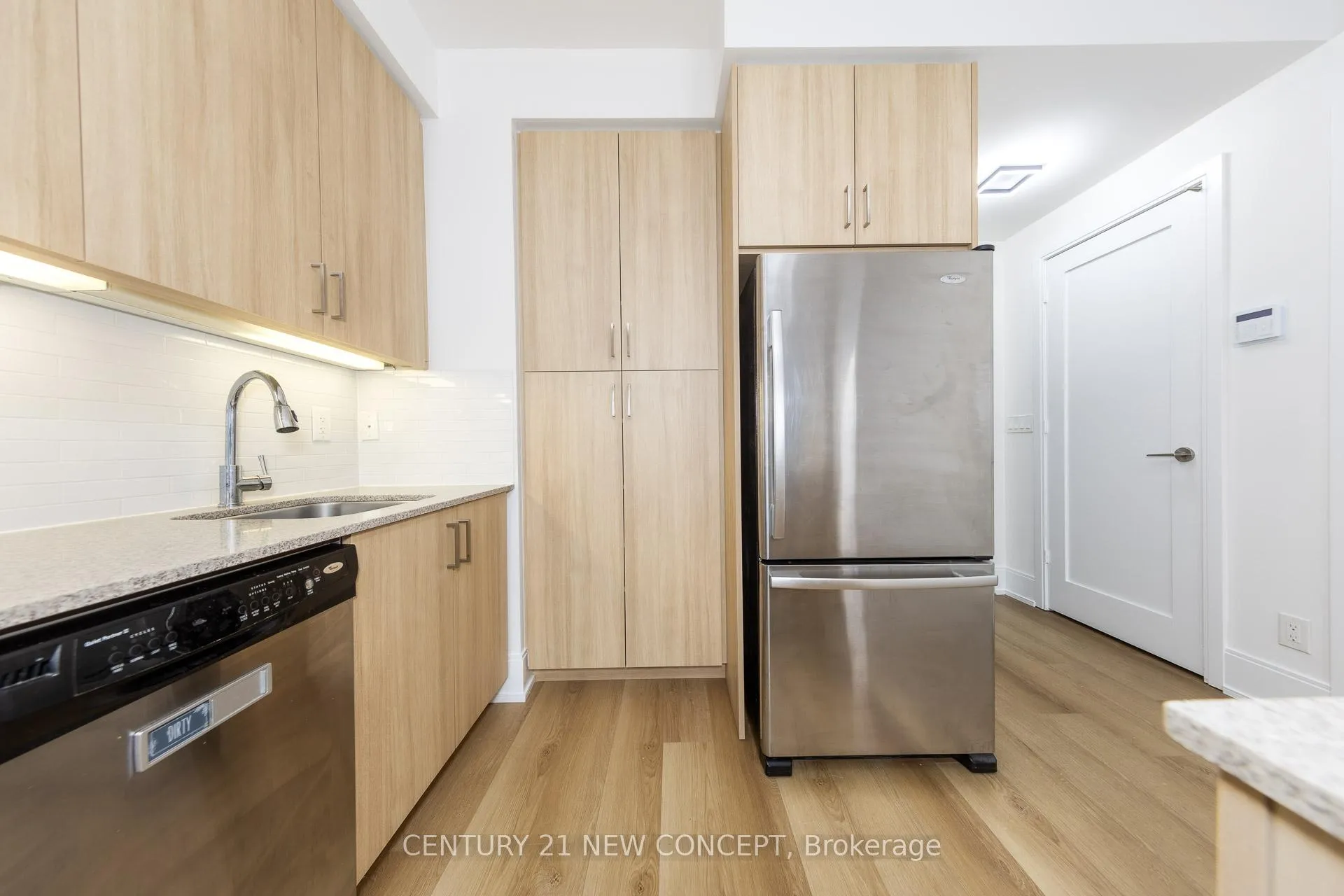 Photo 6 of Unit 619, 70 Roehampton Avenue, Toronto, Mount Pleasant West — HOMEH