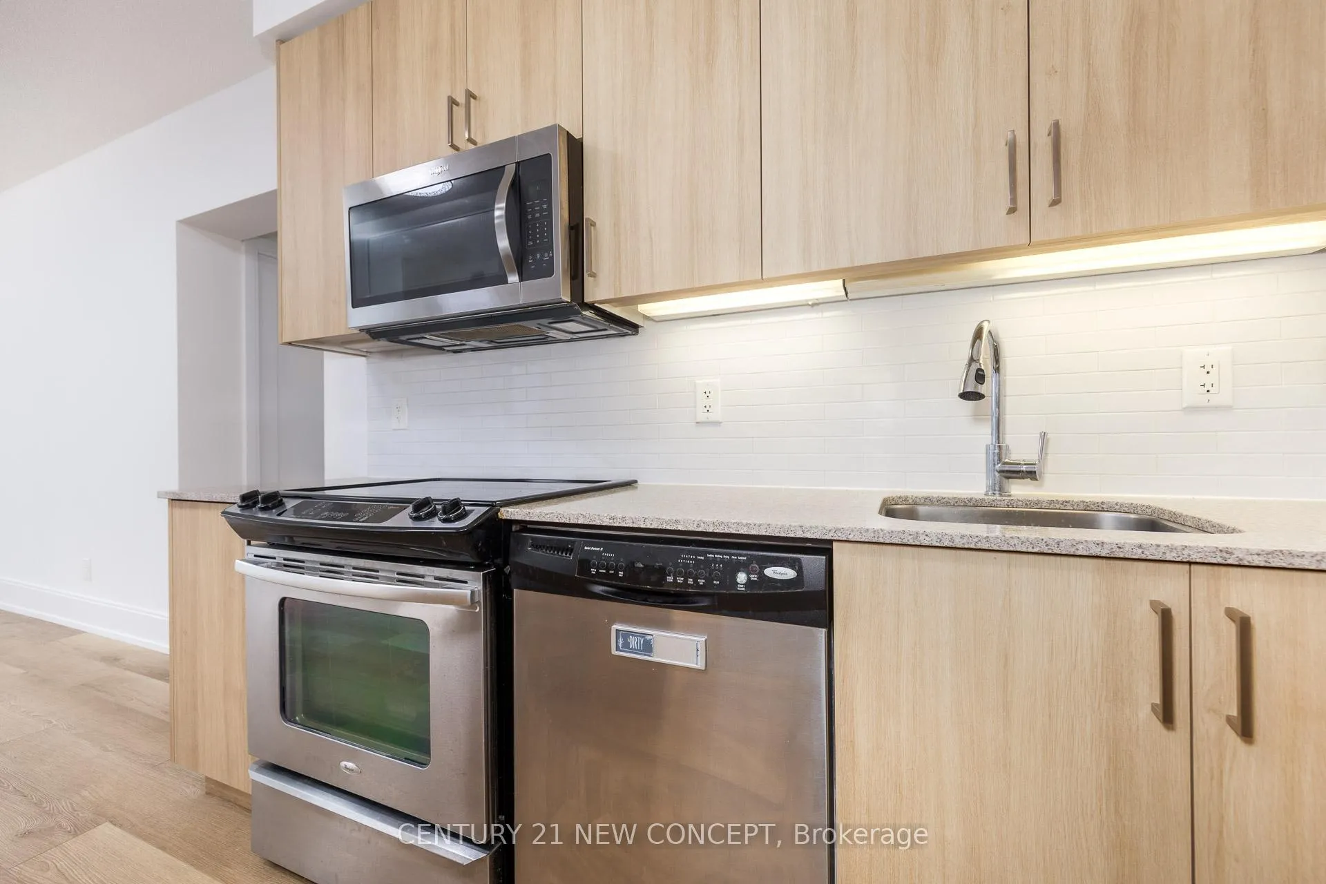 Photo 9 of Unit 619, 70 Roehampton Avenue, Toronto, Mount Pleasant West — HOMEH