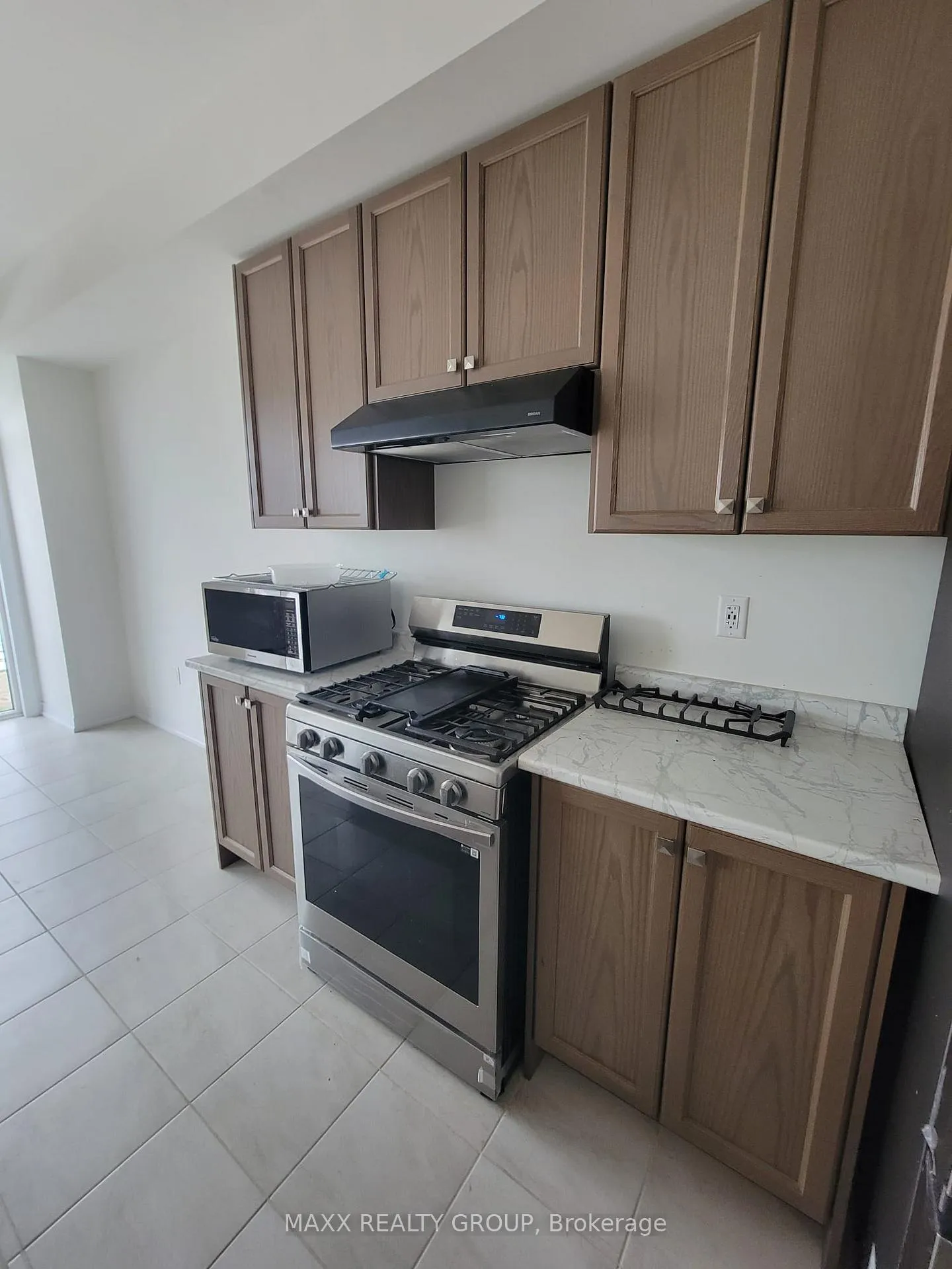 Photo 3 of 111 Brighton Lane, Thorold, Rolling Meadows — HOMEH