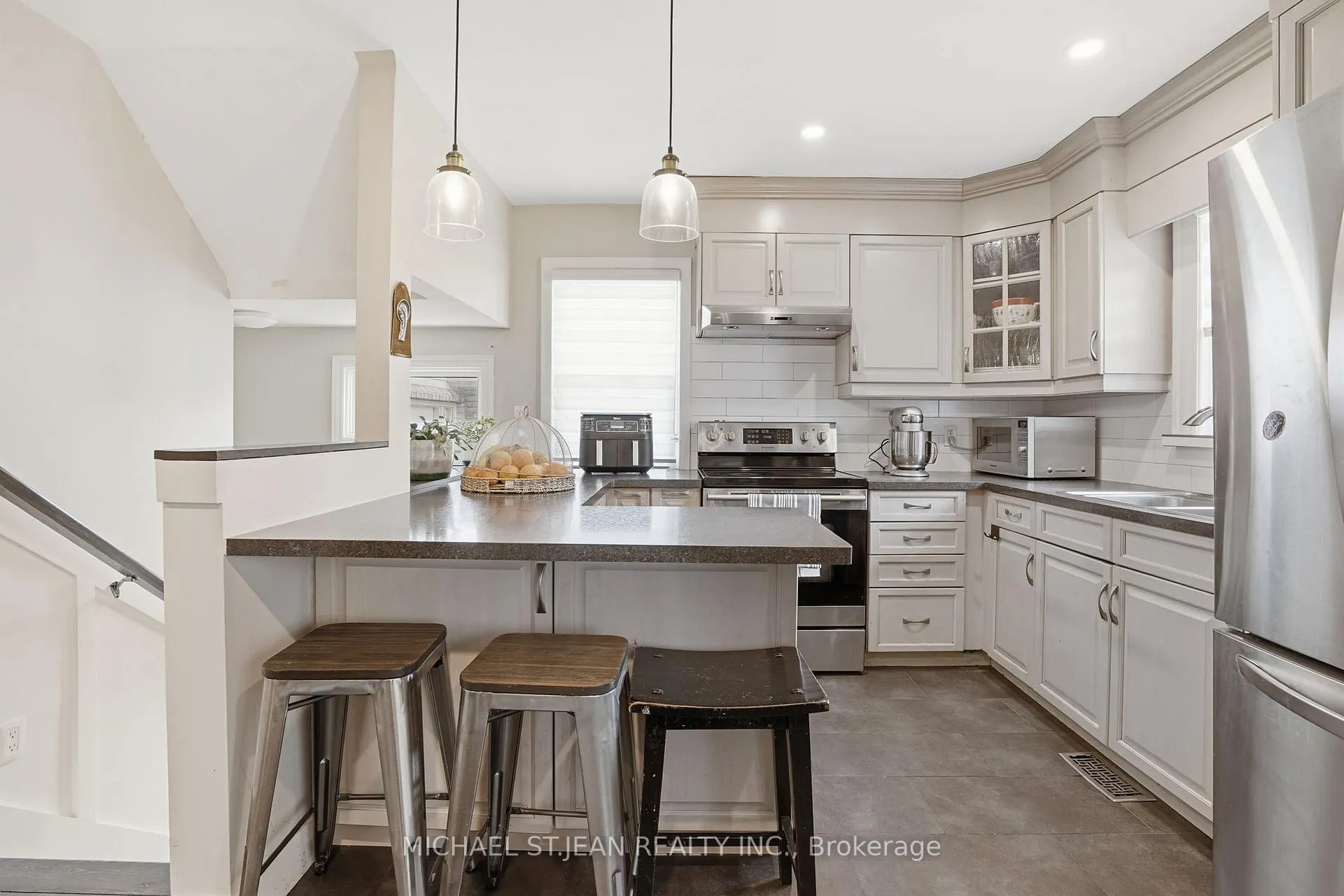 Photo 7 of 40 Runcorn Street, St. Catharines, Port Weller — HOMEH