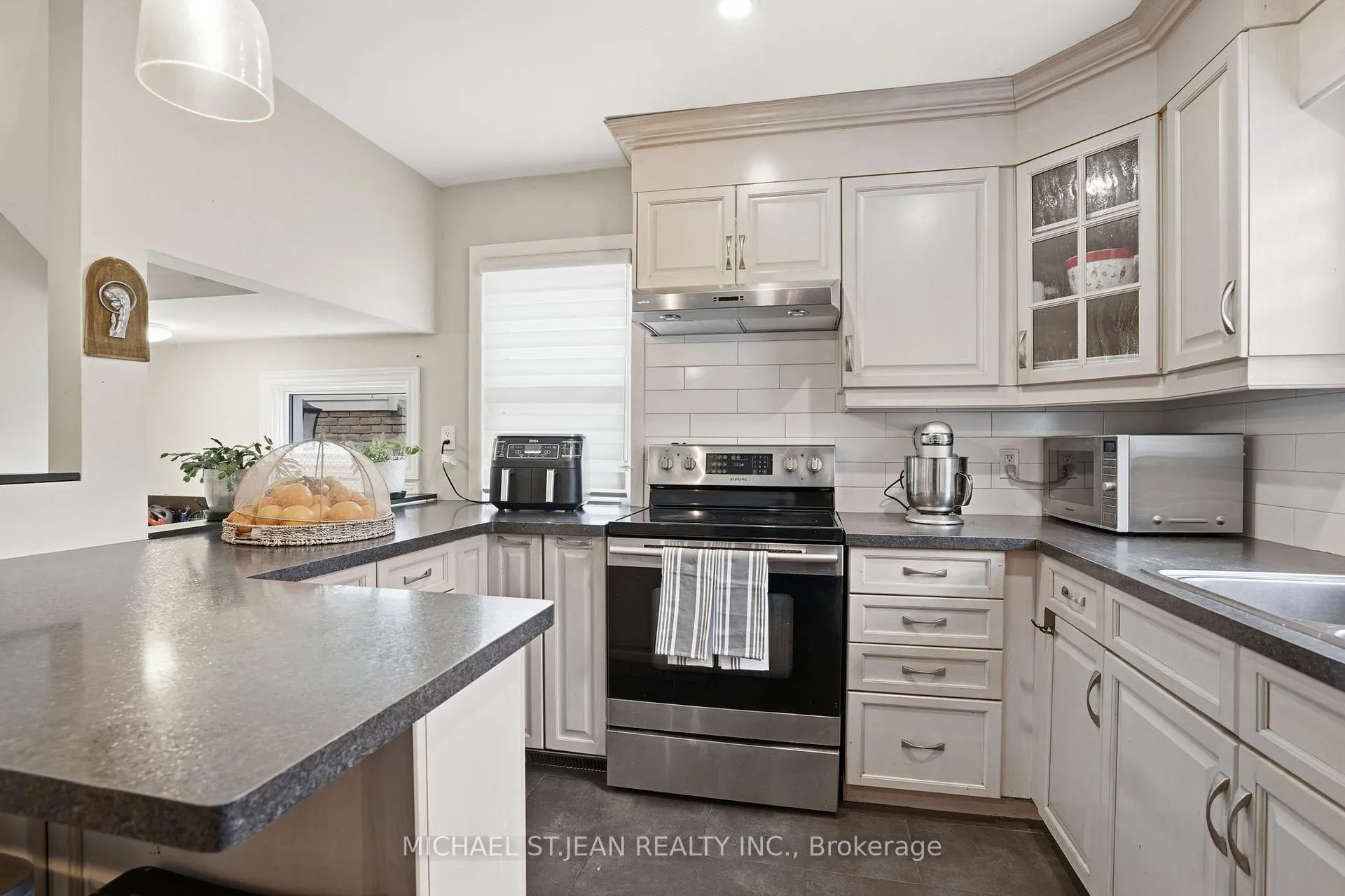 Photo 9 of 40 Runcorn Street, St. Catharines, Port Weller — HOMEH
