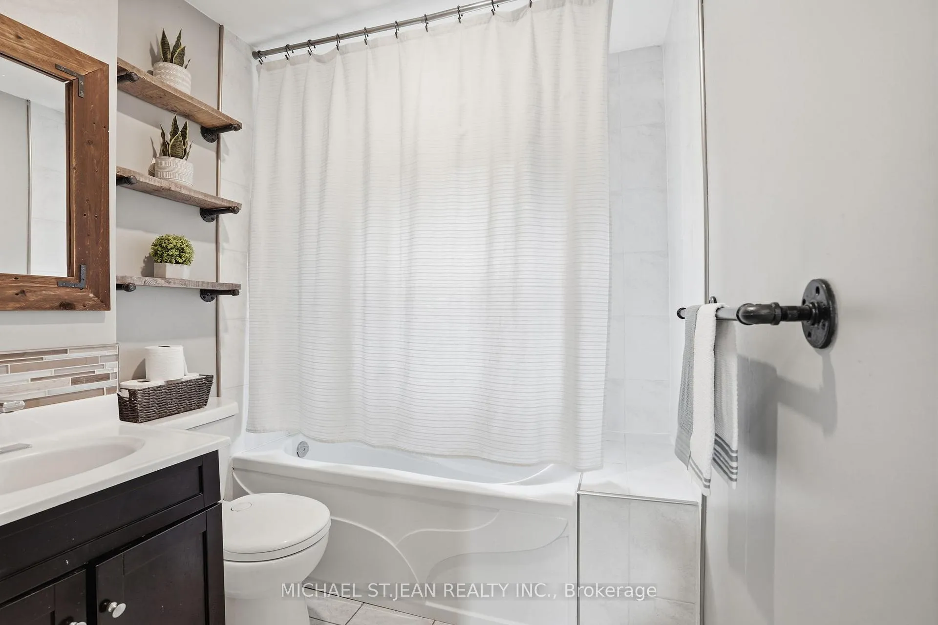 Photo 17 of 40 Runcorn Street, St. Catharines, Port Weller — HOMEH