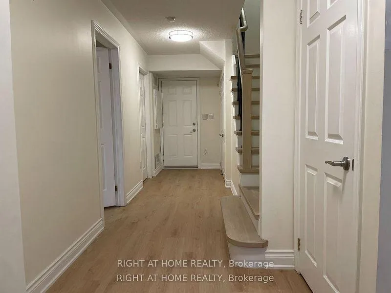 Photo 4 of 26 Pond Drive, Markham, Commerce Valley — HOMEH
