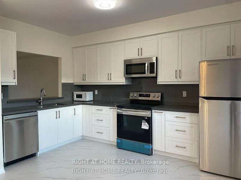 Photo 8 of 26 Pond Drive, Markham, Commerce Valley — HOMEH