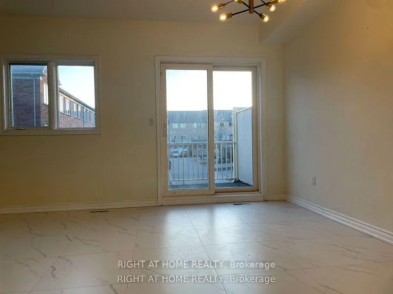 Photo 11 of 26 Pond Drive, Markham, Commerce Valley — HOMEH