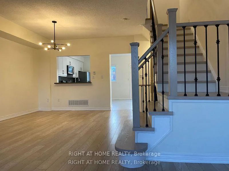 Photo 13 of 26 Pond Drive, Markham, Commerce Valley — HOMEH