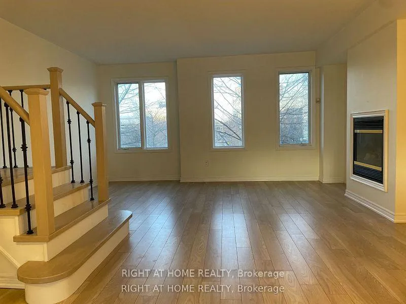 Photo 15 of 26 Pond Drive, Markham, Commerce Valley — HOMEH