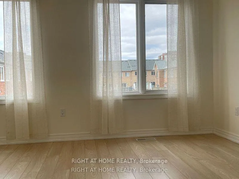 Photo 20 of 26 Pond Drive, Markham, Commerce Valley — HOMEH