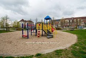 Photo 23 of 26 Pond Drive, Markham, Commerce Valley — HOMEH