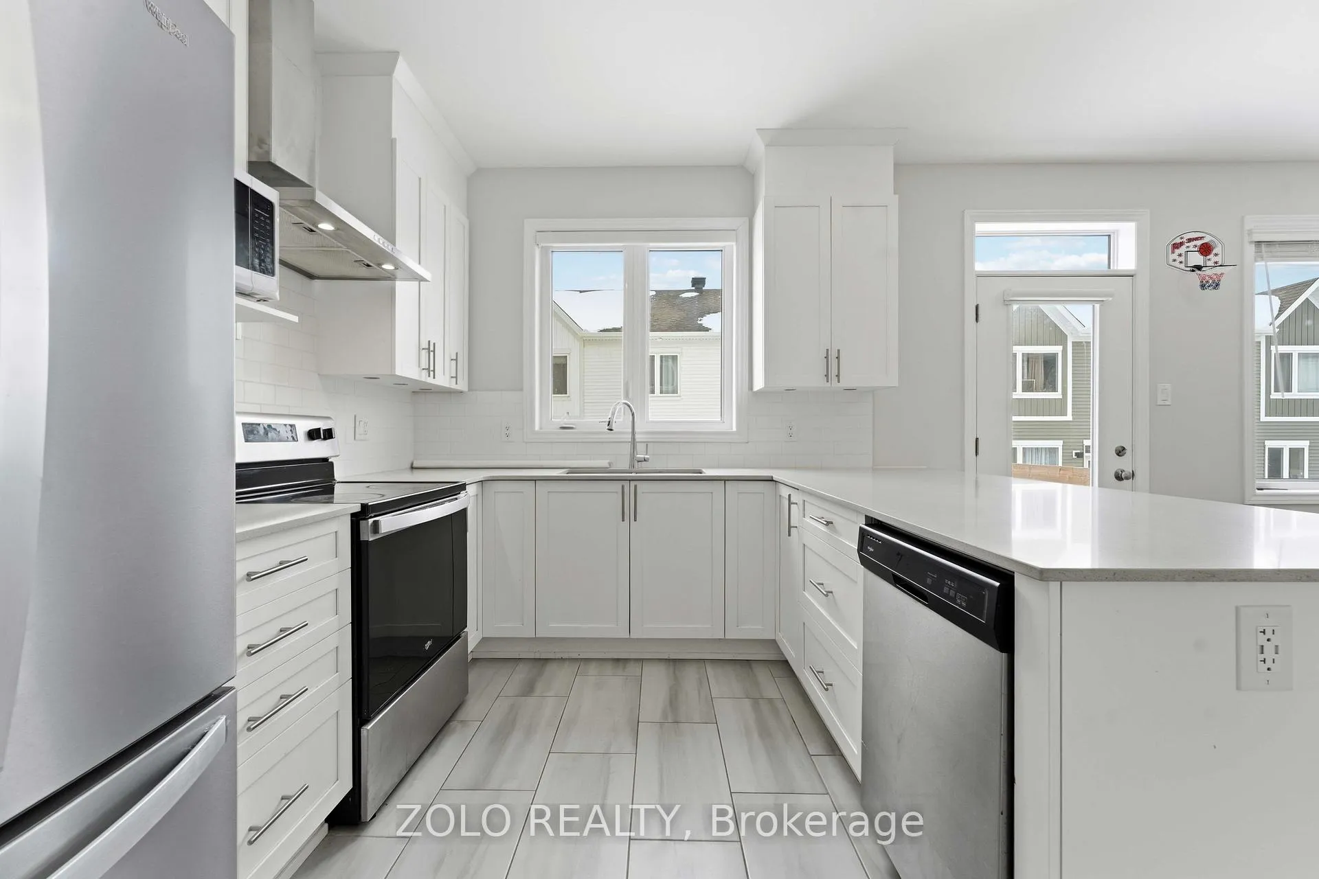 Photo 3 of 4130 Obsidian Street, Ottawa, Barrhaven - Half Moon Bay — HOMEH