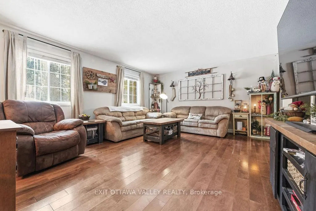 Photo 2 of 16 Heritage Drive, Petawawa — HOMEH