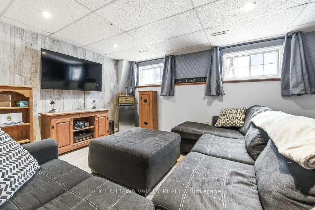 Photo 15 of 16 Heritage Drive, Petawawa — HOMEH
