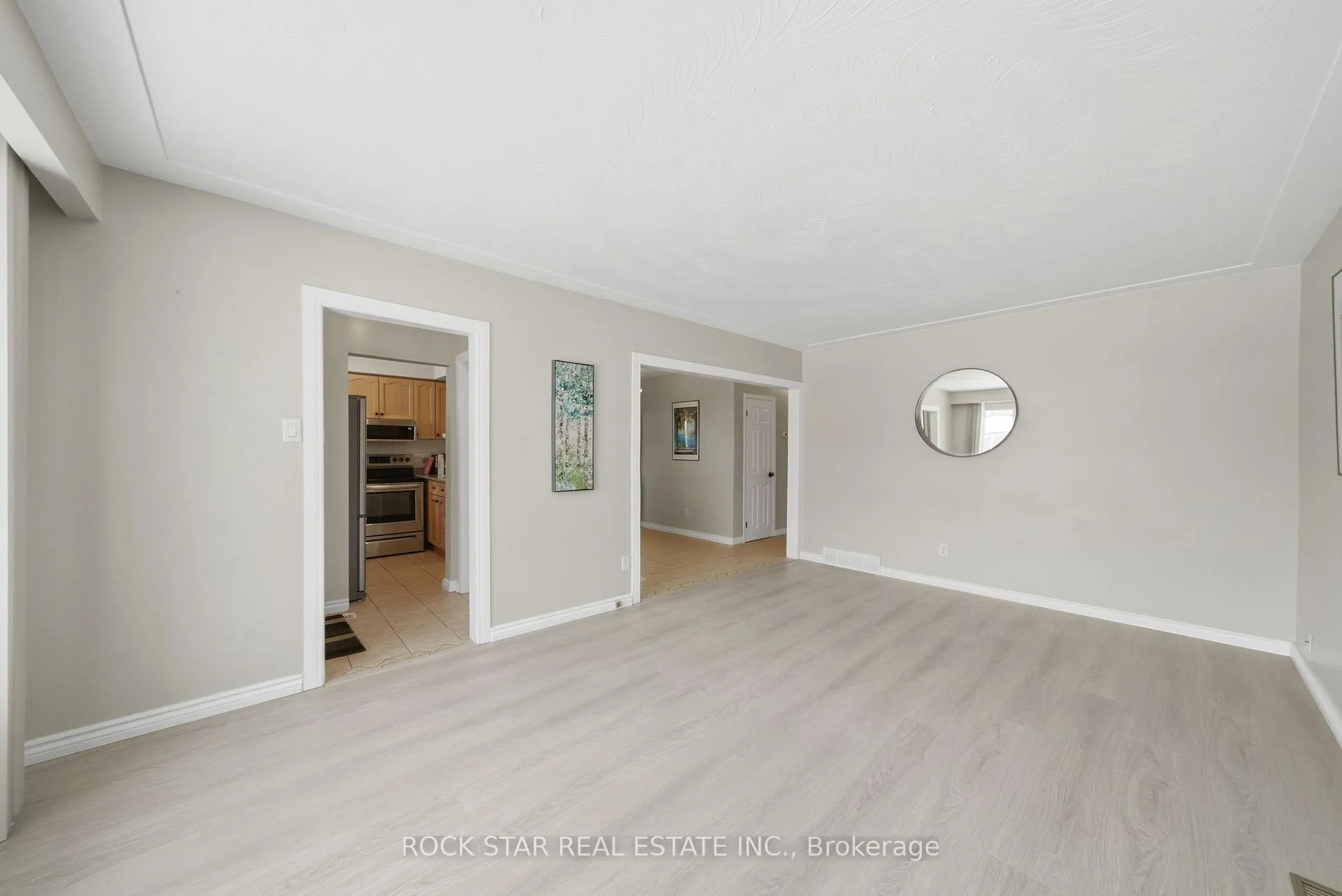Photo 3 of Unit MAIN, 60 Champlain Avenue, Hamilton, Greenford — HOMEH