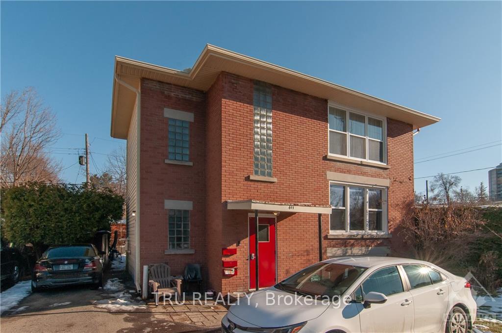 Photo 1 of Unit 2, 411 Peach Tree Lane, Ottawa, Viscount Alexander Park — HOMEH