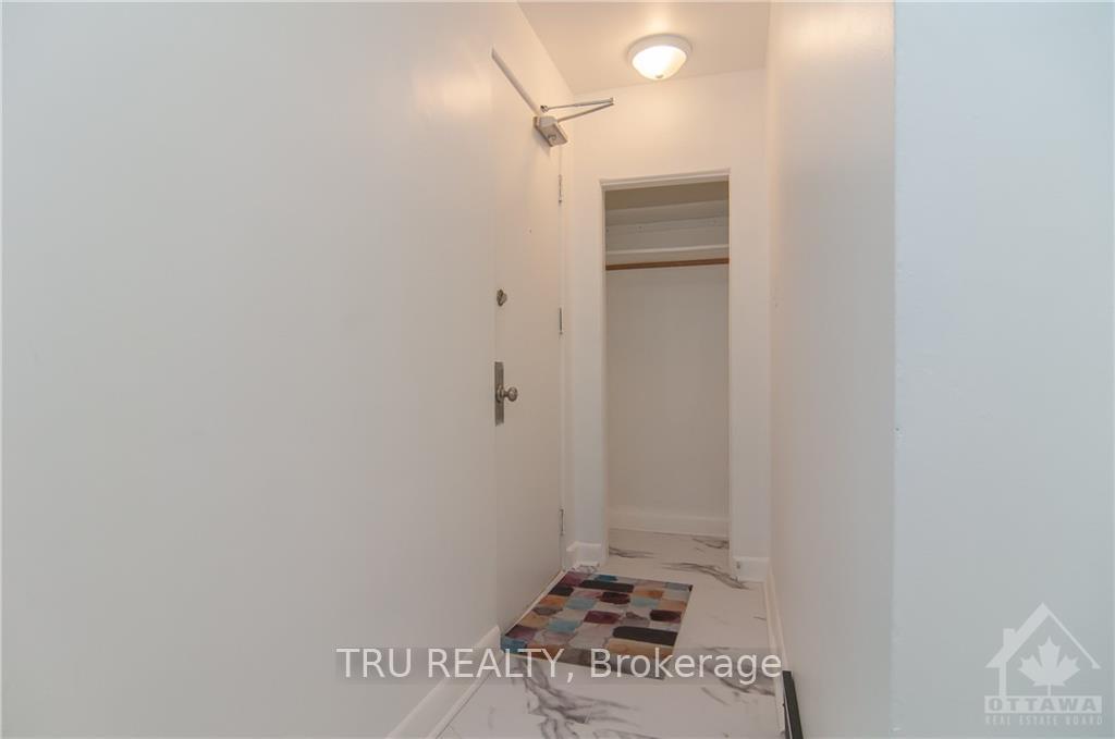 Photo 2 of Unit 2, 411 Peach Tree Lane, Ottawa, Viscount Alexander Park — HOMEH