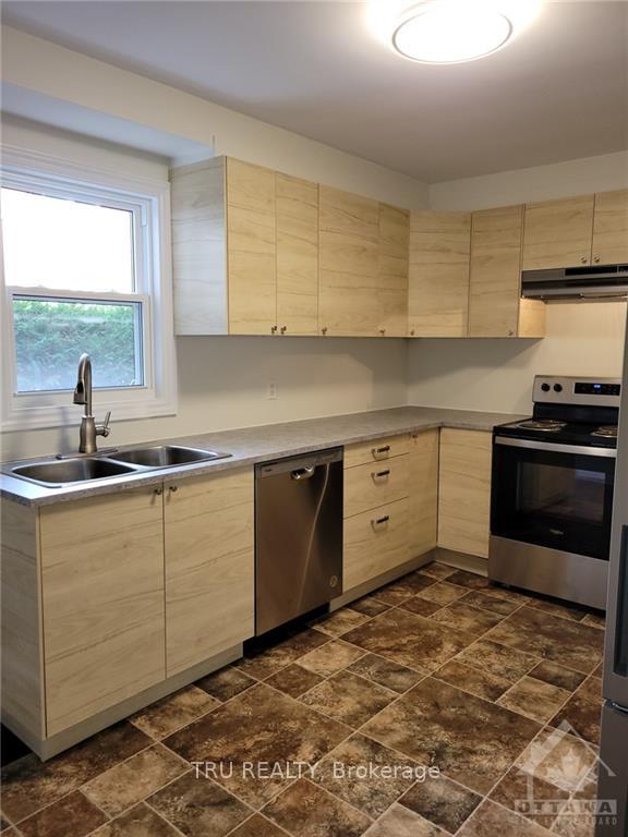 Photo 3 of Unit 2, 411 Peach Tree Lane, Ottawa, Viscount Alexander Park — HOMEH