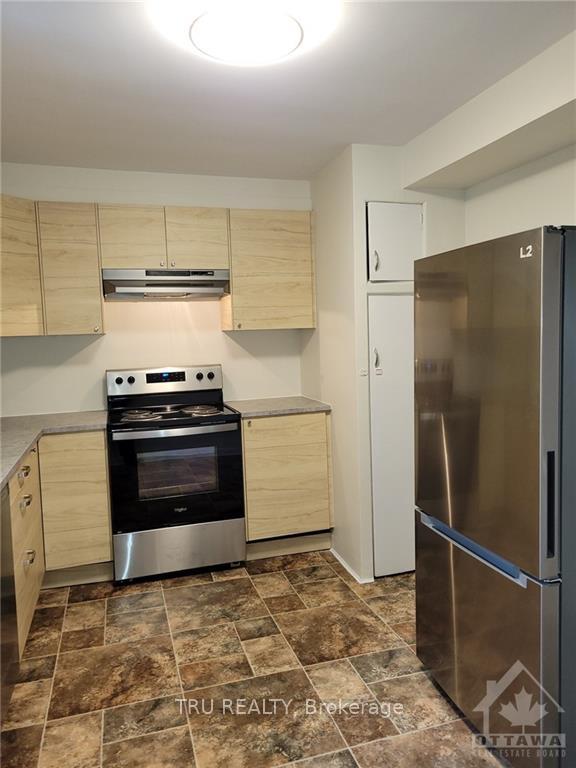 Photo 4 of Unit 2, 411 Peach Tree Lane, Ottawa, Viscount Alexander Park — HOMEH