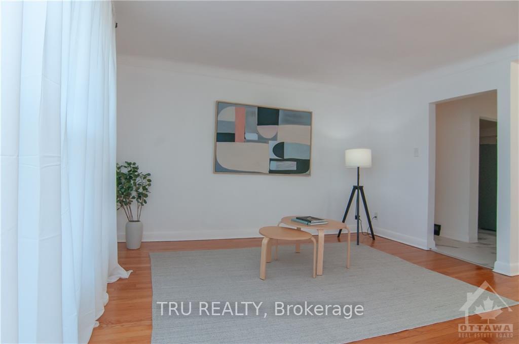 Photo 5 of Unit 2, 411 Peach Tree Lane, Ottawa, Viscount Alexander Park — HOMEH