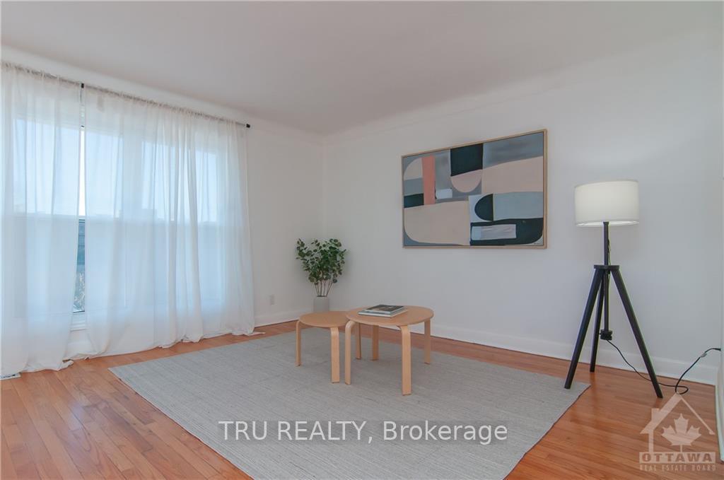 Photo 6 of Unit 2, 411 Peach Tree Lane, Ottawa, Viscount Alexander Park — HOMEH