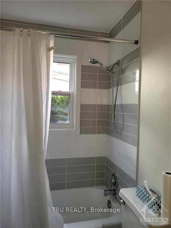 Photo 15 of Unit 2, 411 Peach Tree Lane, Ottawa, Viscount Alexander Park — HOMEH