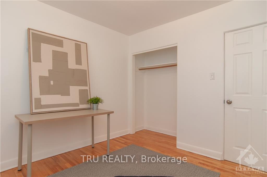 Photo 23 of Unit 2, 411 Peach Tree Lane, Ottawa, Viscount Alexander Park — HOMEH