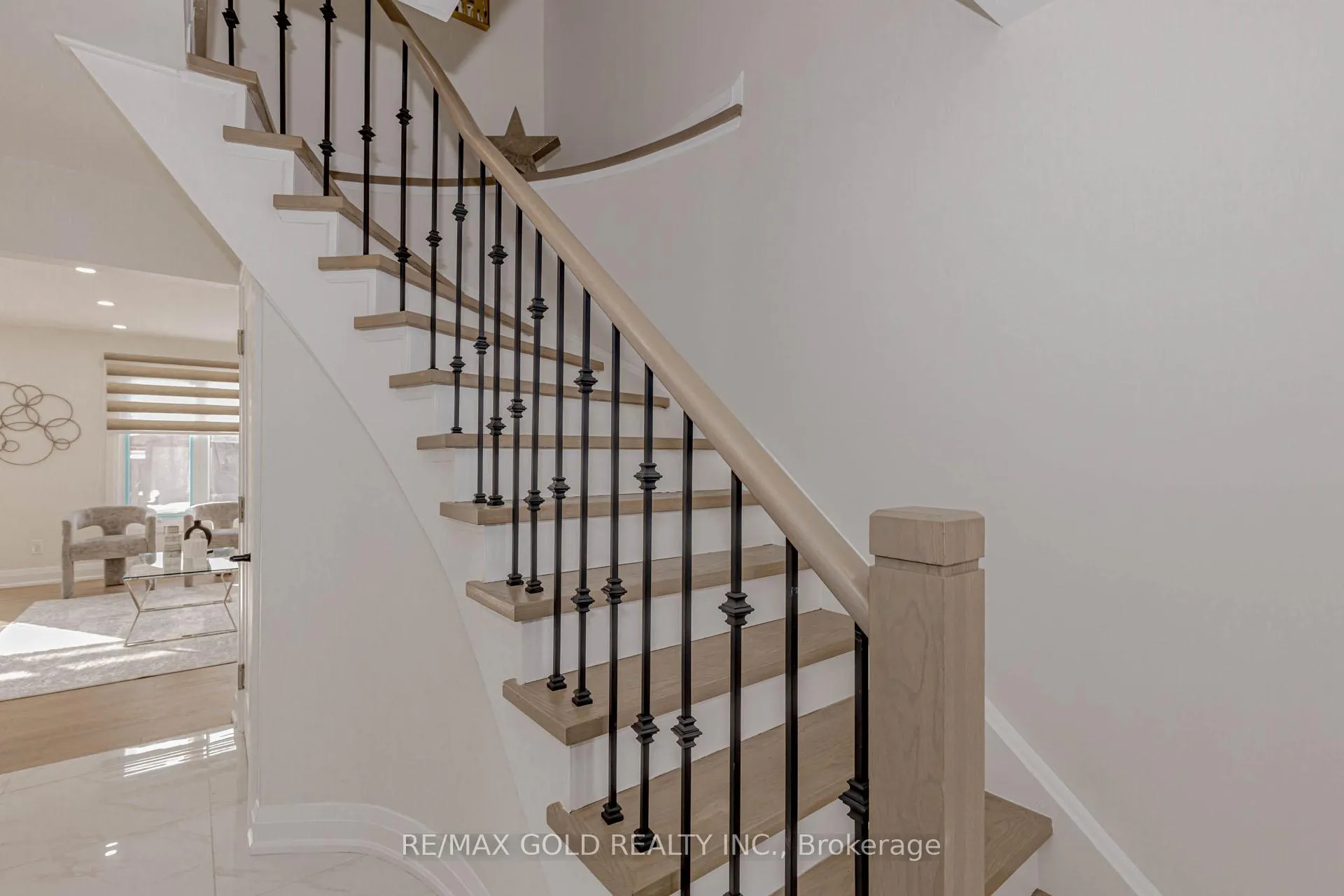 Photo 3 of 78 Deerpark Crescent, Brampton, Brampton West — HOMEH