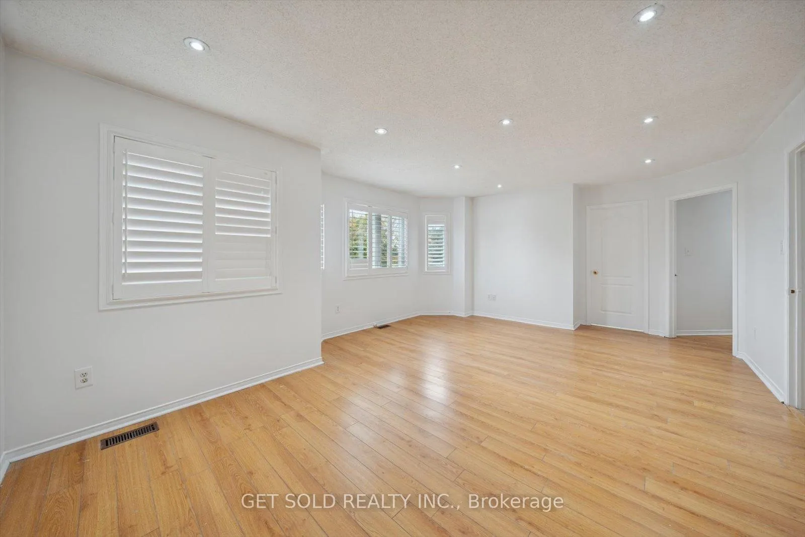 Photo 15 of 36 Field Thistle Drive, Brampton, Sandringham-Wellington — HOMEH